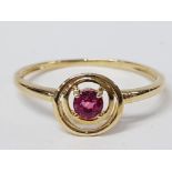 A 9CT YELLOW GOLD AND PINK STONE RING SIZE S 1.4G GROSS