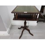 A REPRODUCTION MAHOGANY SQUARE SHAPED OCCASIONAL TABLE WITH GREEN LEATHER TOP 40 X 65.5 CM