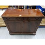 A MAHOGANY SIDE CABINET WITH SWAN NECK HANDLES 98 X 87 X 40CM