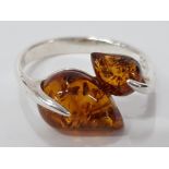 A SILVER AND AMBER RING STAMPED SIZE P 3.2G GROSS