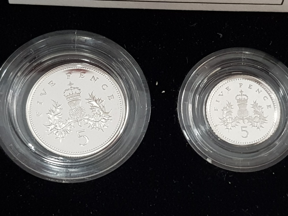 1990 ROYAL MINT TWO COIN 5P SILVER PROOF SET TOGETHER WITH 1992 ROYAL MINT 2 COIN 10P SET BOTH IN - Image 6 of 7