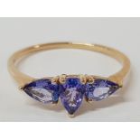 A 9CT YELLOW GOLD AND BLUE STONE RING SIZE T 1/2 1.7G GROSS