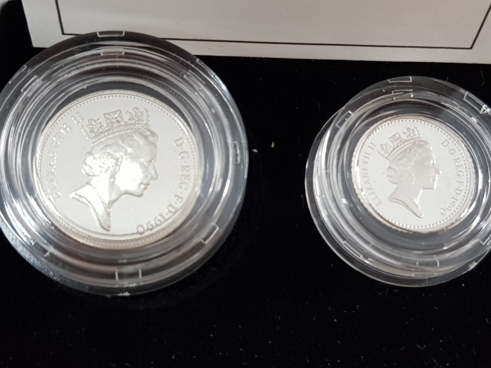 1990 ROYAL MINT TWO COIN 5P SILVER PROOF SET TOGETHER WITH 1992 ROYAL MINT 2 COIN 10P SET BOTH IN - Image 4 of 7