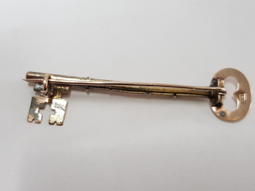 9CT GOLD KEY BROOCH 2.8G GRAMS - Image 2 of 3