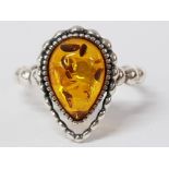 A SILVER AND AMBER RING STAMPED T 1/2 3.9G GROSS