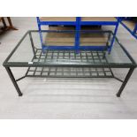 A METAL RECTANGULAR COFFEE TABLE WITH GLASS TOP AND UNDER TIER 118 X 48.5 X 78CM