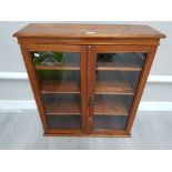 A VARNISHED WOODEN DISPLAY CABINET WITH GLAZED DOORS 68 X 78 X 21.5CM