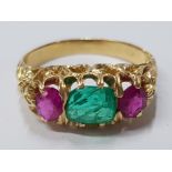 18CT YELLOW GOLD RUBY AND EMERALD THREE STONE RING COMPRISING OF A SINGLE EMERALD STONE IN THE