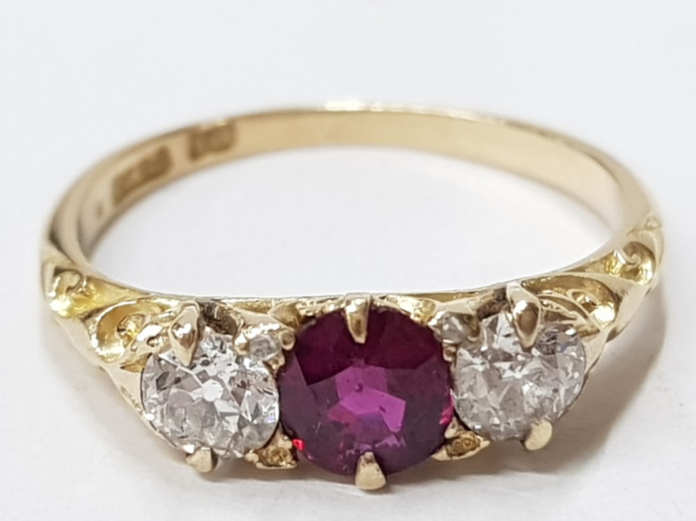 LADIES 18CT YELLOW GOLD RUBY AND DIAMOND THREE STONE RING COMPRISING OF A ROIND CUT RUBY COMPLETE