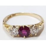 LADIES 18CT YELLOW GOLD RUBY AND DIAMOND THREE STONE RING COMPRISING OF A ROIND CUT RUBY COMPLETE