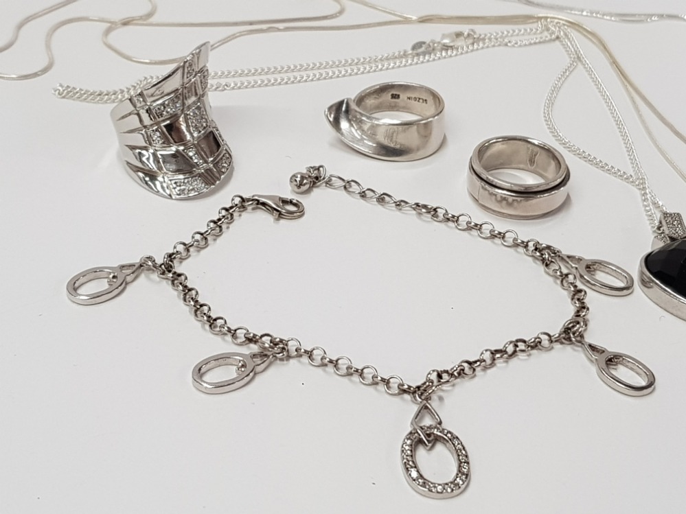 3 SILVER RINGS, 3 SILVER NECKLACES WITH PENDANTS AND ONE SILVER BRACELET 74.2G GROSS - Image 3 of 6