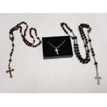 TWO SETS OF ROSARIES TOGETHER WITH A SILVER CRUCIFIX ON 19" TWIST LINK SILVER CHAIN 1.9G