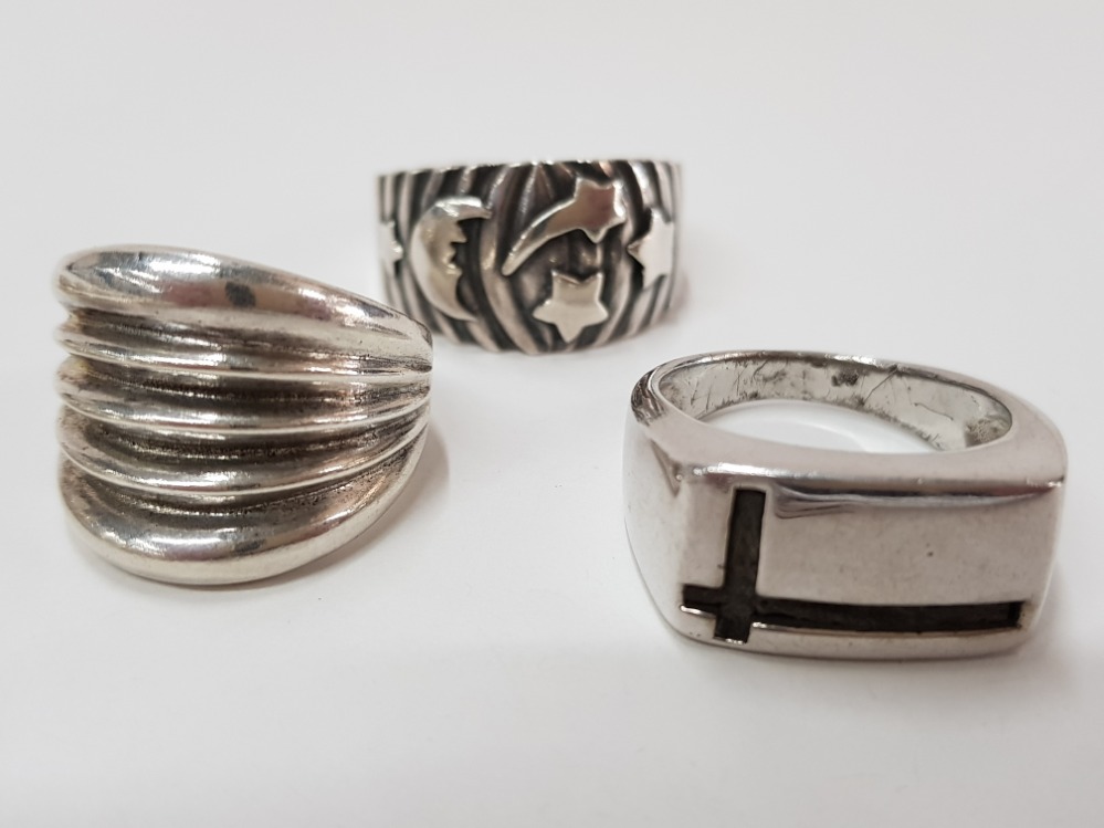 3 SILVER RINGS, 1 SILVER BRACELET AND 1 PAIR OF EARRINGS - Image 7 of 7