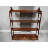 A REPRODUCTION MAHOGANY SERPINTINE FOUR TIER WALL SHELF WITH THREE DRAWERS 68 X 91 X 16.5CM