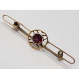 9CT GOLD GARNET BAR BROOCH, 1.5G GROSS