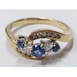 LADIES 18CT YELLOW GOLD TANZANITE AND DIAMOND TWIST CLUSTER RING COMPRISING OF THREE ROUND CUT