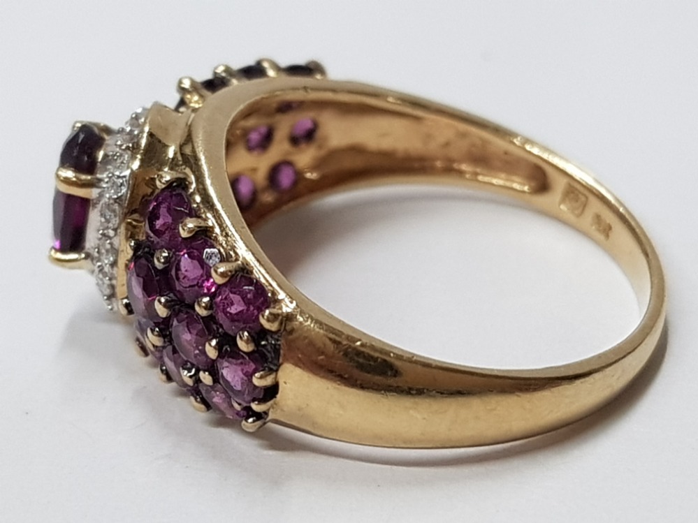 LADIES 9CT YELLOW GOLD PINK AND WHITE STONE CLUSTER RING COMPRISING OF AN OVAL PINK STONE SET IN A - Image 2 of 3