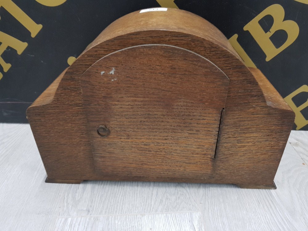 AN ENFIELD OAK CASED MANTLE CLOCK WITH ARABIC DIAL - Image 3 of 4