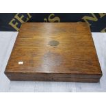SOLID OAK CUTLERY BOX CONTAINING PART KNIFE SET, 14 PIECES IN TOTAL, DATED 1924