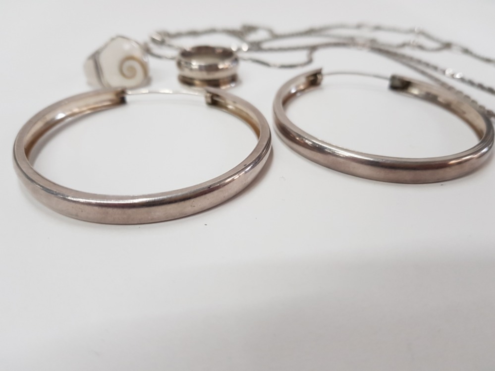 2 SILVER RINGS, 1 PAIR OF SILVER EARRINGS, 1 SILVER NECKLACE AND ANOTHER SILVER NECKLACE WITH - Image 4 of 7