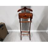 A REPRODUCTION MAHOGANY VALET STAND WITH TWISTED COLUMNS 124CM HIGH