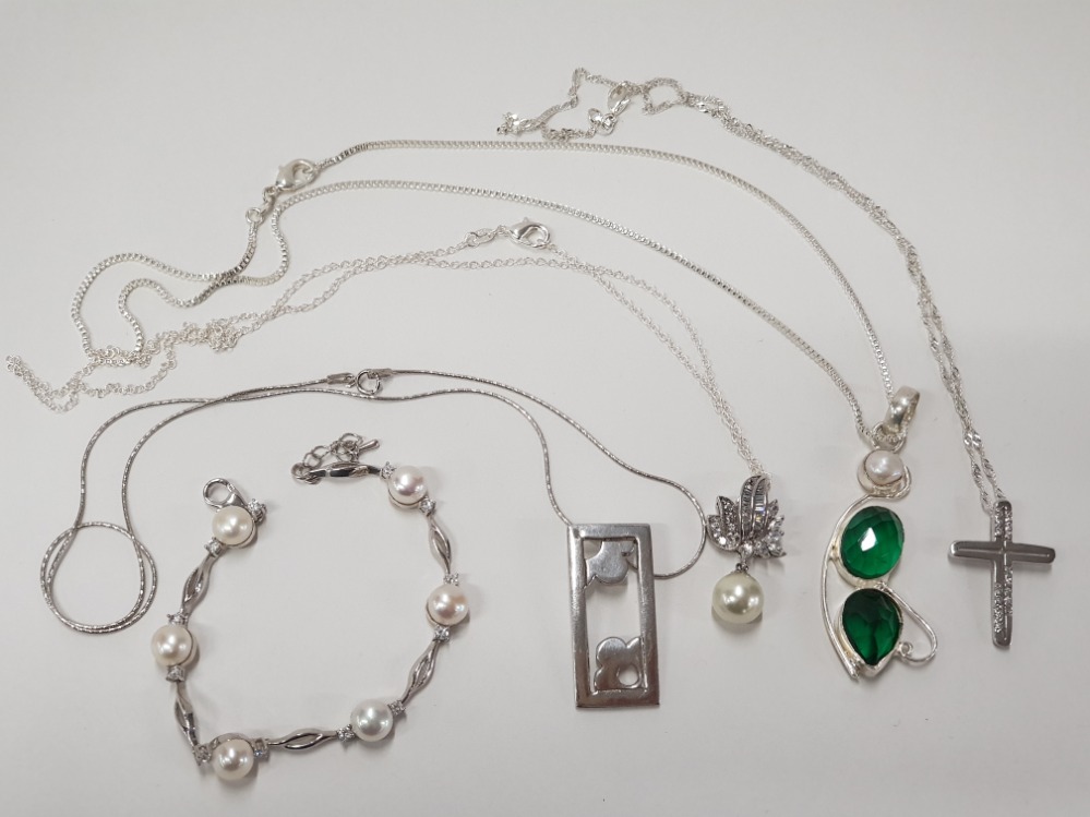 4 SILVER NECKLACES WITH PENDANTS AND ONE SILVER BRACELET 47.5G