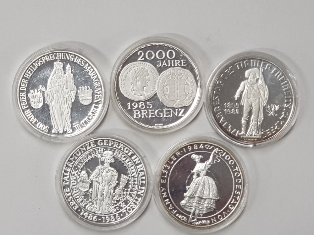 A TOTAL OF 5 AUSTRIAN SILVER PROOF 500 SCHILLING COINS, 2 DATED 1984 PLUS 2 X 1985 AND 1 X 1986