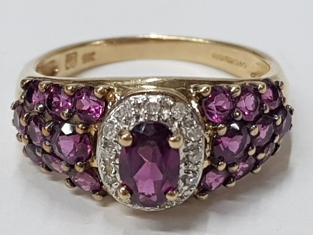 LADIES 9CT YELLOW GOLD PINK AND WHITE STONE CLUSTER RING COMPRISING OF AN OVAL PINK STONE SET IN A