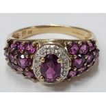 LADIES 9CT YELLOW GOLD PINK AND WHITE STONE CLUSTER RING COMPRISING OF AN OVAL PINK STONE SET IN A