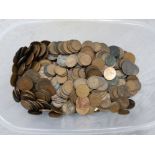 A LARGE QUANTITY OF ASSORTED PENNIES