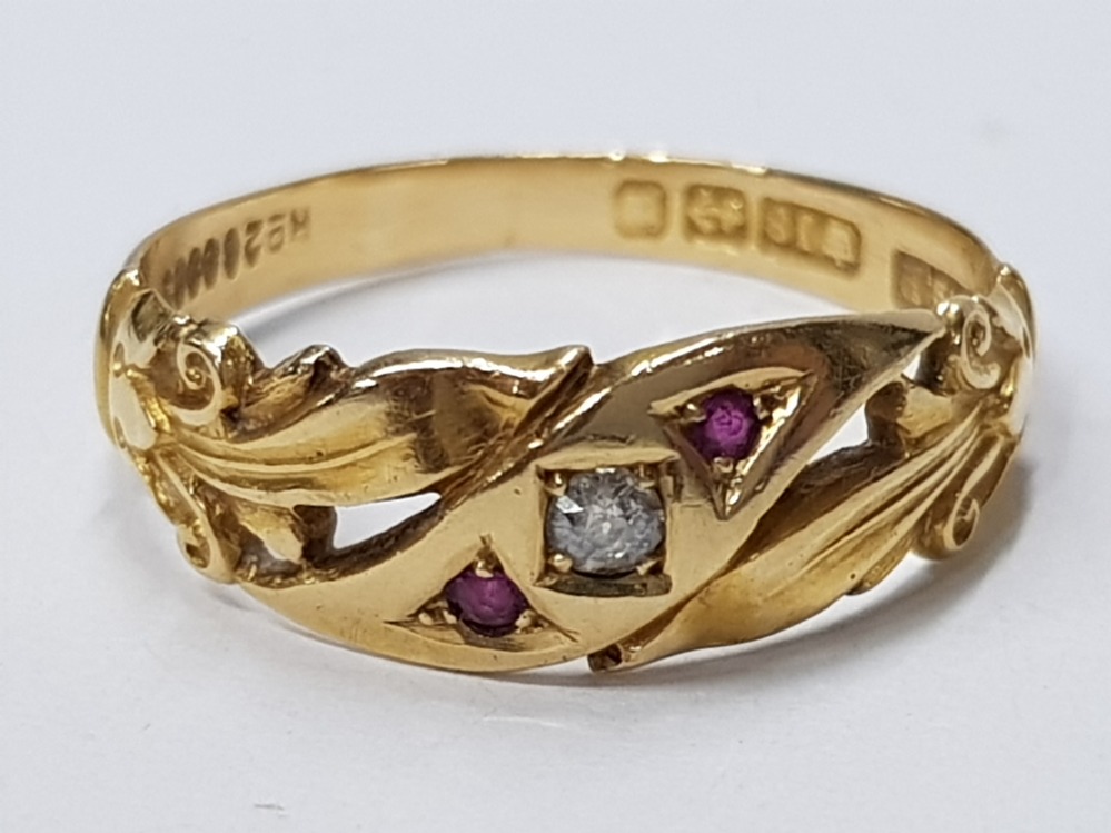 ANTIQUE 18CT YELLOW GOLD DIAMOND AND RUBY BAND RING, SET WITH A ROUND CUT DIAMOND IN THE CENTRE,