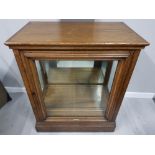 AN EARLY 20TH CENTURY OAK DISPLAY CABINET WITH GLAZED DOOR AND SIDES AND MIRRORED BACK 92 X 109 X