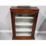 A VICTORIAN MAHOGANY DISPLAY CASE WITH GLAZED DOOR 72 X 101 X 26CM