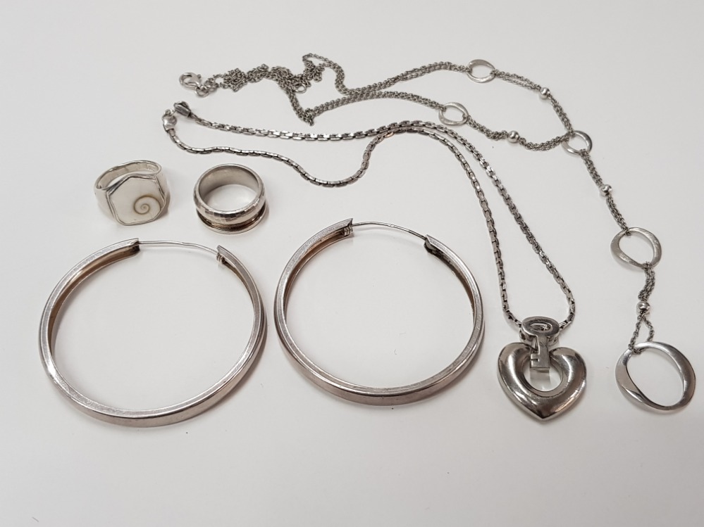 2 SILVER RINGS, 1 PAIR OF SILVER EARRINGS, 1 SILVER NECKLACE AND ANOTHER SILVER NECKLACE WITH