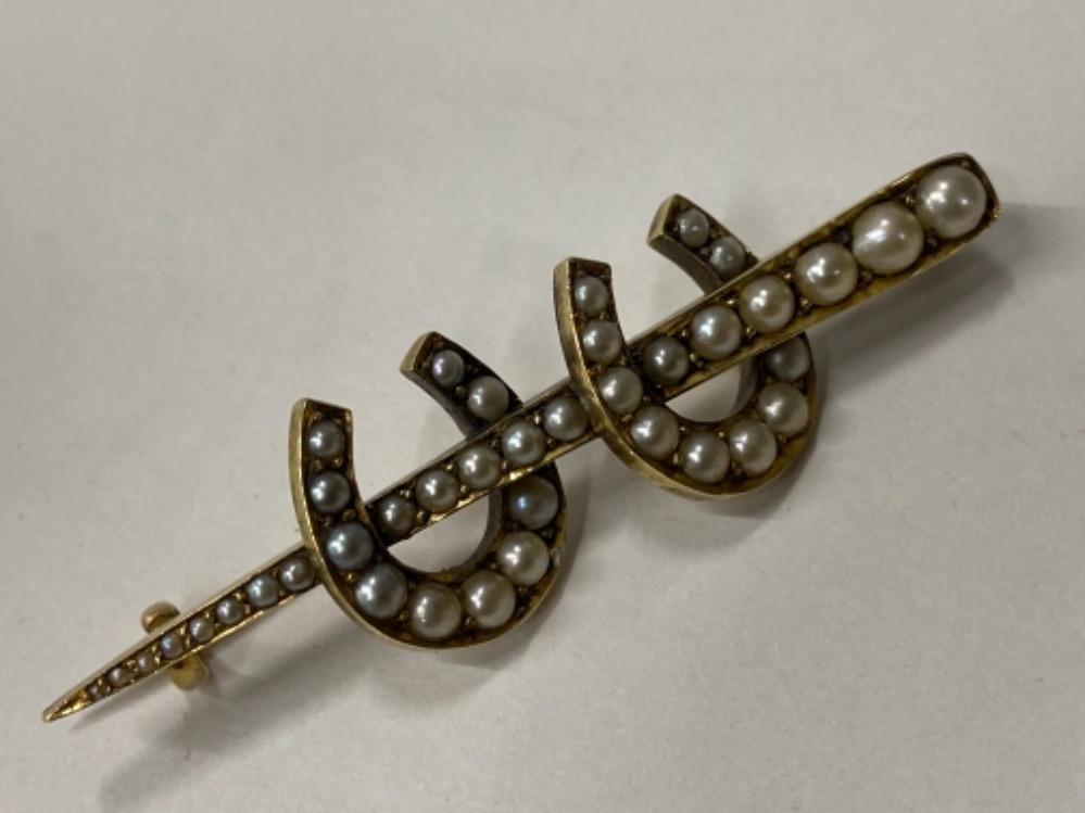 9CT YELLOW GOLD HORSE SHOE PEARL SET BROOCH COMPRISING OF TWO HORSE SHOES SET WITH ROUND PEARLS