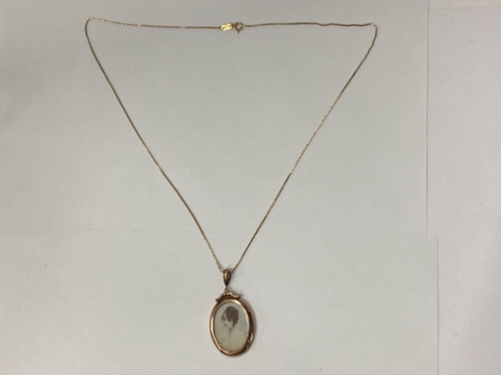 LARGE DOUBLE SIDED 9CT GOLD LOCKET WITH GLASS ON A 9CT GOLD FINE BOX CHAIN 18” GROSS WEIGHT 8.4G - Image 3 of 3