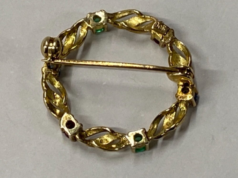 9CT YELLOW GOLD ORNATE BROOCH SET, WITH TWO ROUND EMERALDS, TWO ROUND RUBYS AND TWO ROUND SAPPHIRES, - Image 2 of 2