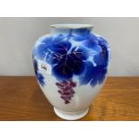 A HANDPAINTED JAPANESE VASE WITH VINE AND GRAPE DECORATION MARKS TO BASE 24.5CM HIGH