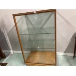 A LAMINATE AND GLASS DISPLAY CABINET WITH SLIDING DOORS ON WHEELS 93 X 154 X 63.5CM