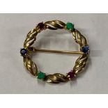 9CT YELLOW GOLD ORNATE BROOCH SET, WITH TWO ROUND EMERALDS, TWO ROUND RUBYS AND TWO ROUND SAPPHIRES,