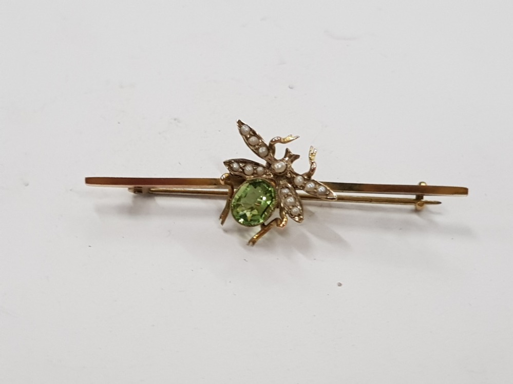 9CT GOLD BUG BROOCH INSET WITH SEED PEARLS AND GREEN STONE 5G GROSS