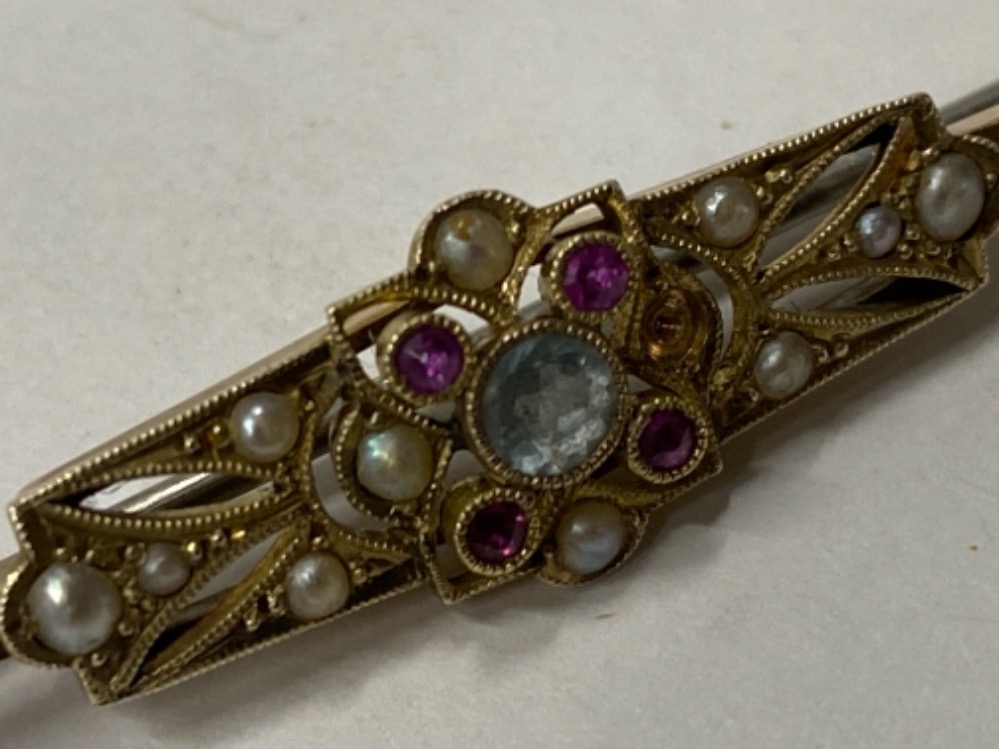 9CT YELLOW GOLD AQUAMARINE, RUBY AND PEARL FANCY ORNATE BROOCH COMPRISING OF A ROUND CUT - Bild 2 aus 3