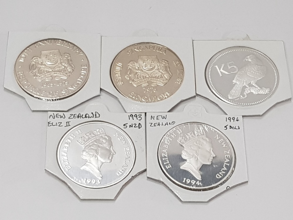 5 SILVER CROWN SIZE COINS INCLUDING NEW ZEALAND 5 DOLLAR 1993 AND 1994, SINGAPORE 10 DOLLAR 1975 AND