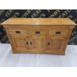 A JB GLOBAL LIGHT OAK SIDEBOARD THREE DRAWERS ABOVE THREE CUPBOARD DOORS 138.5 X 83 X 42.5CM