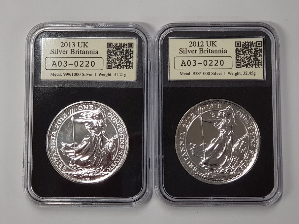 2 UK SILVER ONE OUNCE BRITANNIA COINS DATED 2012 AND 2013, PRESENTED IN WESTMINSTER DISPLAY CASE - Bild 2 aus 3
