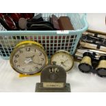 TRAY LOT OF NUMEROUS MENS TRAVELLING GROOMING KITS, MECHANICAL CLOCKS, DESK ORNAMENTS AND A