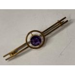 9CT YELLOW GOLD ORNATE ORNATE BROOCH SET WITH A SINGLE ROUND CUT AMETHYST STONE, 2.3G