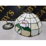 A TIFFANY STYLE CEILING LIGHT WITH FLORAL DECORATION 32CM DIAMETER