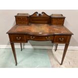 AN EDWARDIAN INLAID MAHOGANY LADIES WRITING DESK WITH ORIGINAL LEATHER TOP RAISED ON SQUARE TAPERING