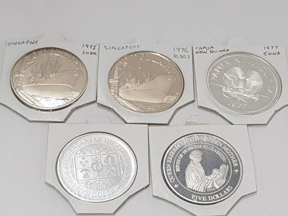 5 SILVER CROWN SIZE COINS INCLUDING NEW ZEALAND 5 DOLLAR 1993 AND 1994, SINGAPORE 10 DOLLAR 1975 AND - Bild 2 aus 4